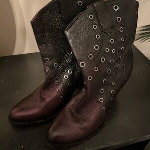 Frye Size 9, brown with grommet accent.